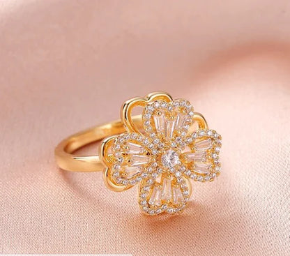 Charm Relief Clover Spin Ring