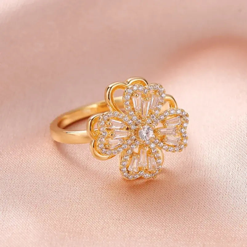 Charm Relief Clover Spin Ring